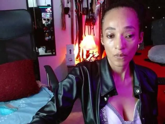 Offline Ameliemartinez on BongaCams