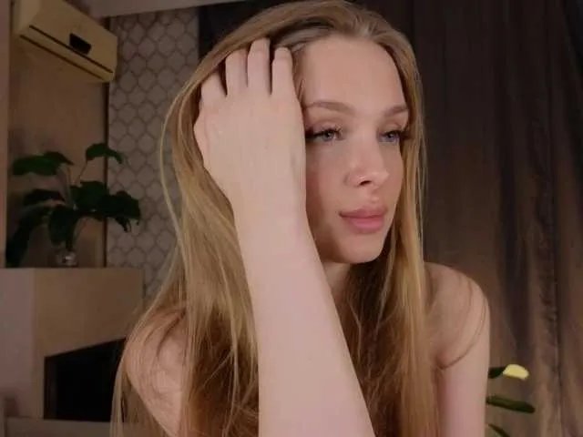 Offline CrimsonAura on BongaCams