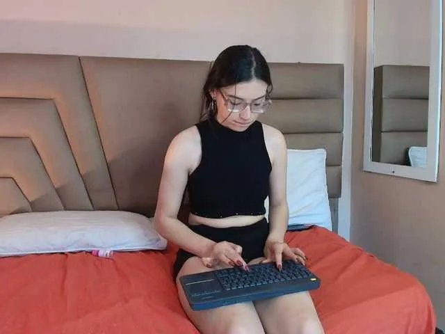 Offline Crimsonsecretts on BongaCams