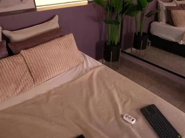 Freechat ElleDiane on BongaCams