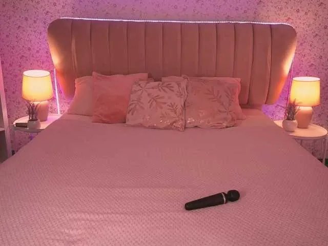 Offline KiraRoxx on BongaCams