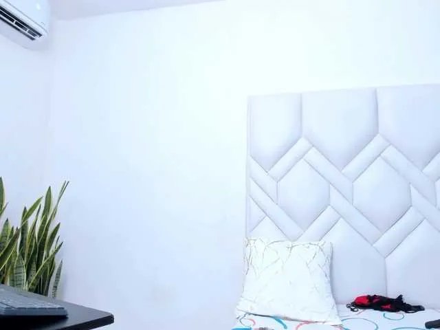 Offline MatureNewbie on BongaCams