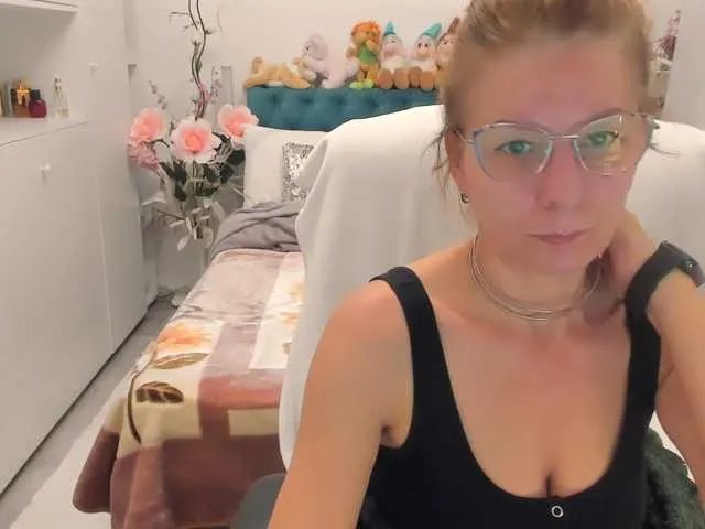 Offline SalomeJade on BongaCams