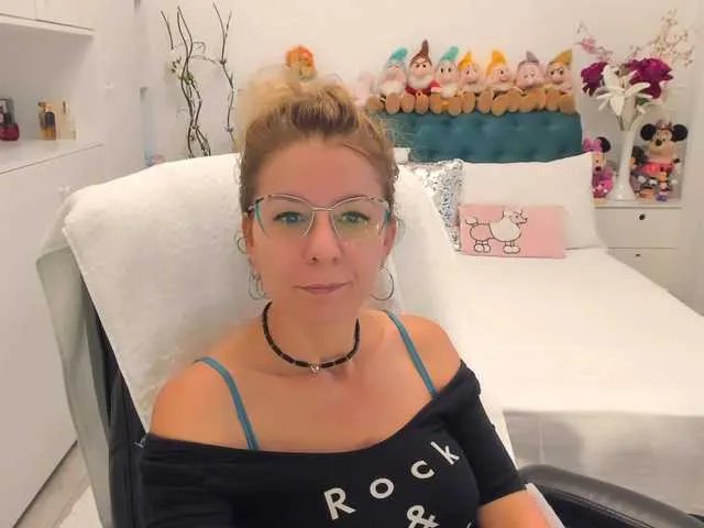 Offline SalomeJade on BongaCams