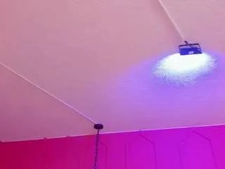 Freechat beauty-milf on CamSoda