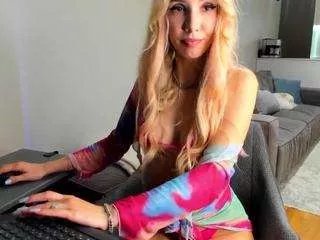 bella-sweeet on CamSoda 