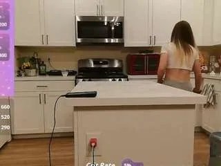 Freechat blondiewithanass on CamSoda