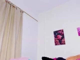Freechat ebony-cutte on CamSoda