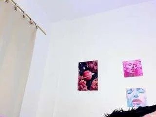 Freechat ebony-cutte on CamSoda