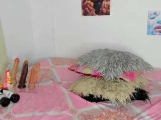 Freechat ebony-cutte on CamSoda