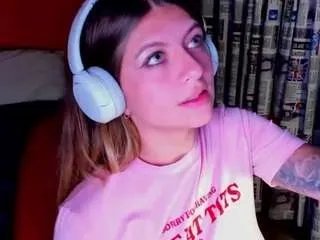 emmaa-hostt on CamSoda 