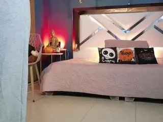 Freechat lady-brownn on CamSoda