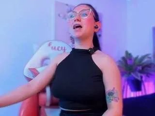 Freechat luucyjoness on CamSoda