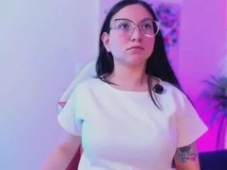 Freechat luucyjoness on CamSoda