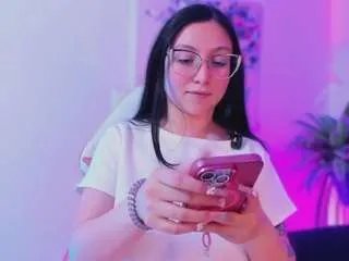 Freechat luucyjoness on CamSoda