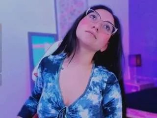 Freechat luucyjoness on CamSoda