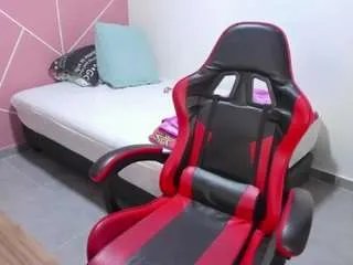 Freechat xmilee on CamSoda