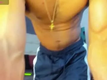 Freechat yiyo10_ on Chaturbate