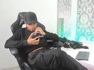 Offline alejandro_montenegro on Flirt4Free