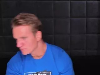 Offline steeve_muscle on Flirt4Free