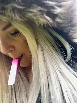 Freechat Bustyblondebabe32 on StripChat