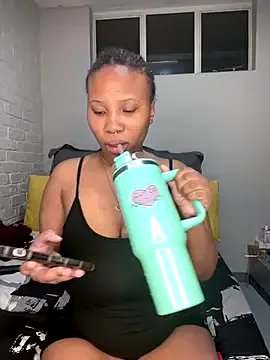 Freechat DrippinCaramelCutie on StripChat