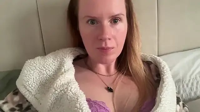 Freechat redheadrosie69 on StripChat