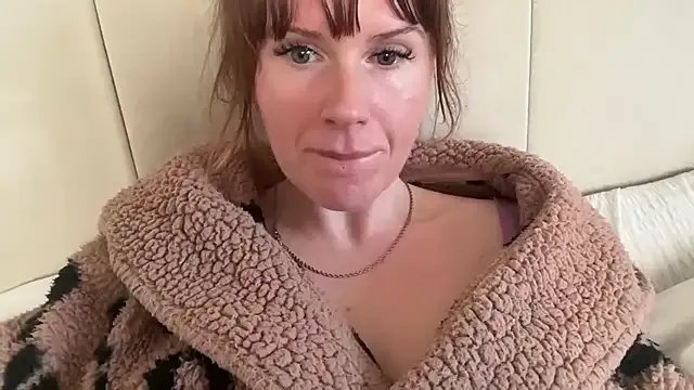 Freechat redheadrosie69 on StripChat