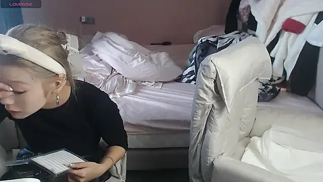 redrose520 on StripChat 