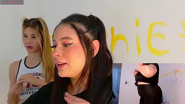 Freechat SophieCurves on StripChat